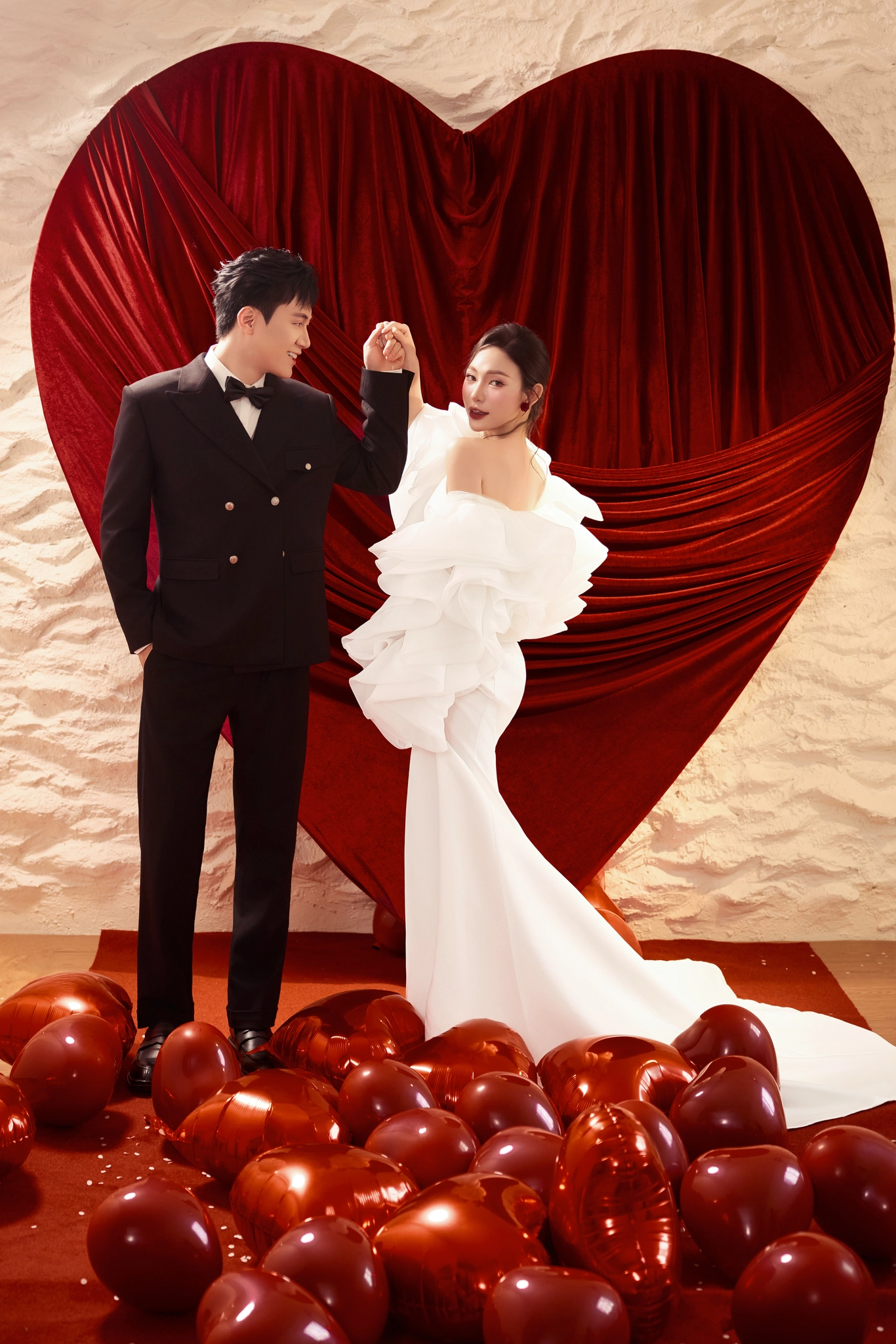 so-sanh-thiep-cuoi-dien-tu-va-truyen-thong_1763112798_d822f192